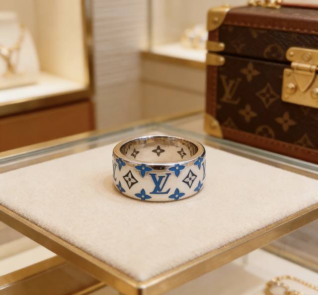 高品质路易威登Lv戒指原单货专柜新款开模复古潮流时尚必备 男女均可佩戴 情侣款同款 摇滚朋克泰银风格 复古元素 潮流百搭 官网同款项链最新款档次更高明星经典款系