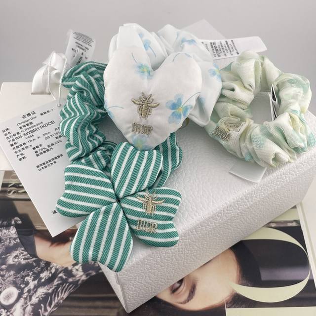 我们出品 D 三件套发绳 Z 2600！巨巨巨好看！一组三件，每一个都好美！每一个都有金丝线刺绣的立体蜜蜂和Logo！超美超值的一组！！闭眼冲！套装含有三种不同