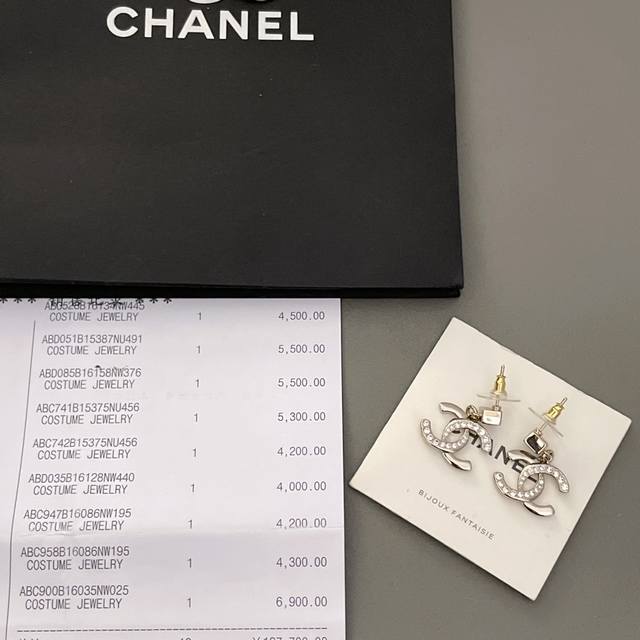 我们出品 香小方吊拼钻C耳钉 Z 5500，24春夏最新款绝美经典双C系列！全网首发！老规矩先到先得现Huo闭眼冲太爱啦！经典的双C元素，高级感满满！这期真的太