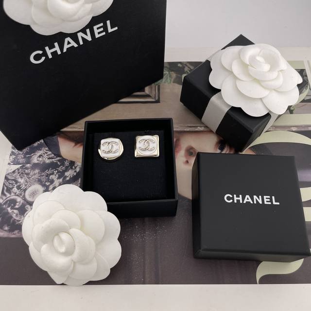 我们出品 香方圆不对称珐琅耳钉 Z 5100！量大咨询客Fu 26C早春最新款，全网首发！现Huo老规矩先到先得，黑色，白色！两个颜色简约高级，却暗藏心动不对称