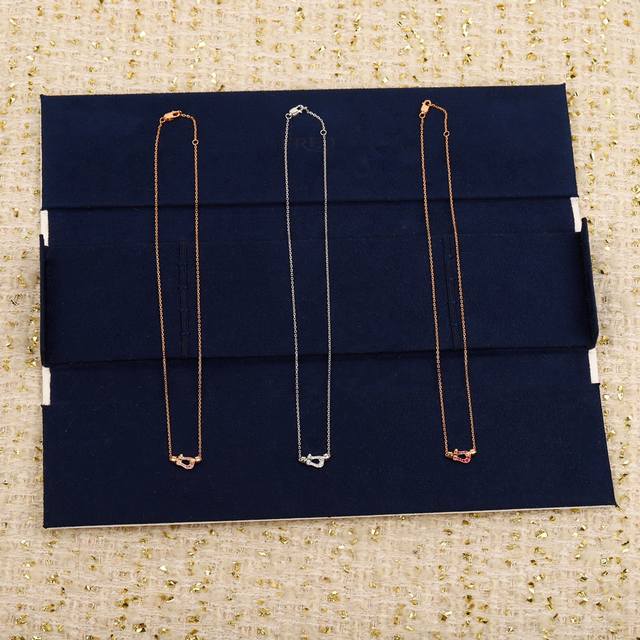 我们出品 马蹄项链，可定制真金真钻版，价格p咨询客服 马蹄项链太太太美了，低调又好看，细节感满满的，细节用钻完完全全媲美真金真钻，而且五金我们分件做的，而不是别