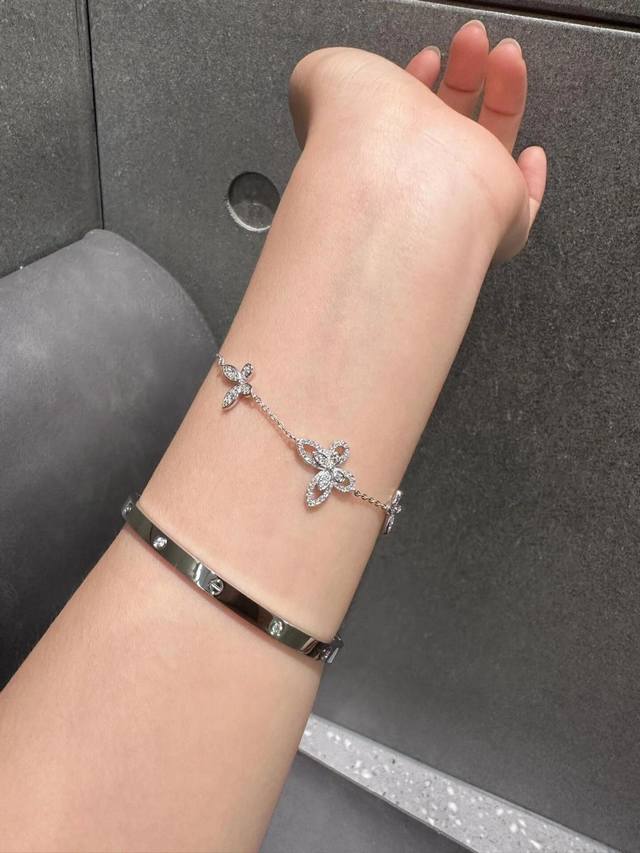 大号 小号 我们出品 幻影蝴蝶手链 ，可订做真金真钻，只做对版Z批真金货，批K市面各种金货量大咨询客Fu 批Rincess满钻蝴蝶手链Gr Ff的款，高级珠宝的