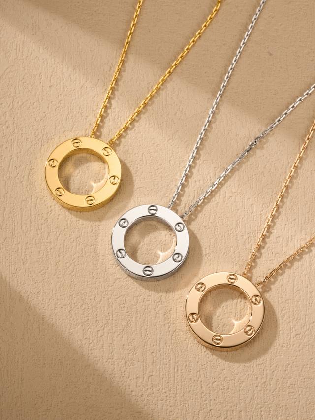 Love无钻大饼项链 卡家Love大饼项链，一款炒鸡奢华的大牌项链。独家Cnc工艺银材质卡家项链，支持永久佩戴不掉色。 来源于Z批高精度Cnc机雕刻而成，所有数