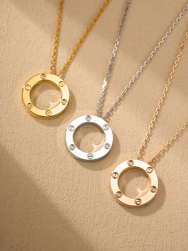 Love三钻大饼项链 卡家Love大饼项链，一款炒鸡奢华的大牌项链。独家Cnc工艺银材质卡家项链，支持永久佩戴不掉色。 来源于Z批高精度Cnc机雕刻而成，所有数