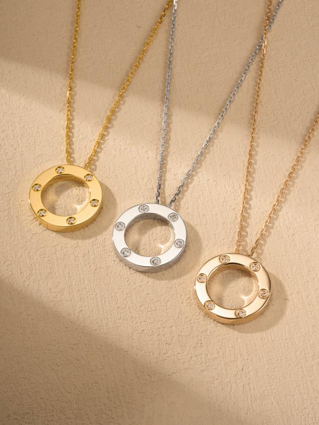 Love六钻大饼项链 卡家Love满天星项链，一款炒鸡奢华的大牌项链。独家Cnc工艺银材质卡家项链，支持永久佩戴不掉色。 来源于Z批高精度Cnc机雕刻而成，每一