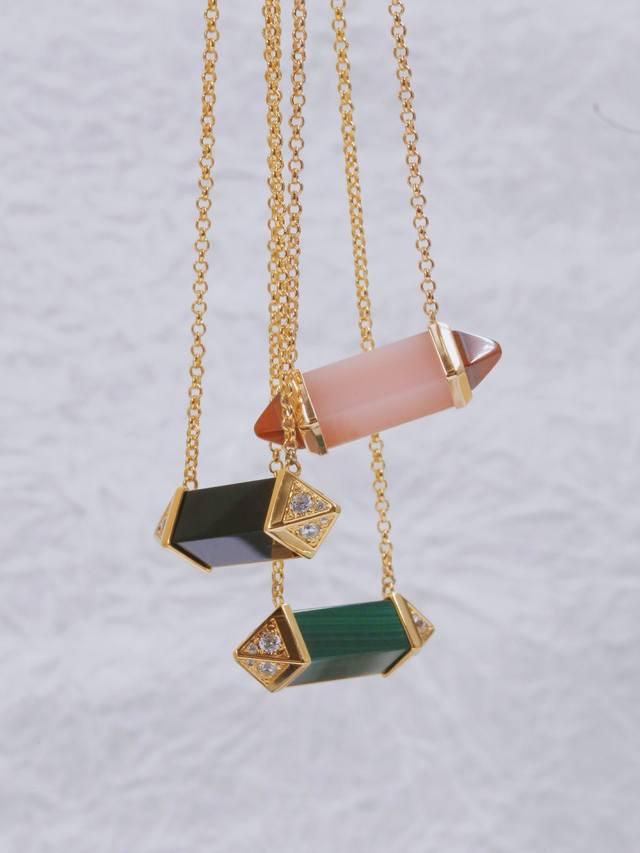 p价黑色 ，其他色 Lesberlingotsde系列，以法国传统糖果命名的几何设计融合卡家独特的风格语言一脉相承 珍贵宝石呈现矩形造型，两端装饰有标志性的铆钉