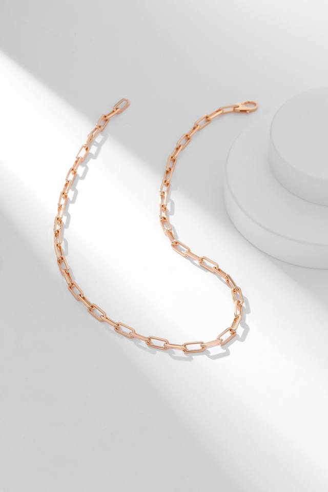 p价： Cm290 57Cm340 卡*亚Santos 系列项链，生产2个规格，47Cm短款57Cm长款。 是一款男士比较适合旅行或者工作的项链，并不是特别的炫