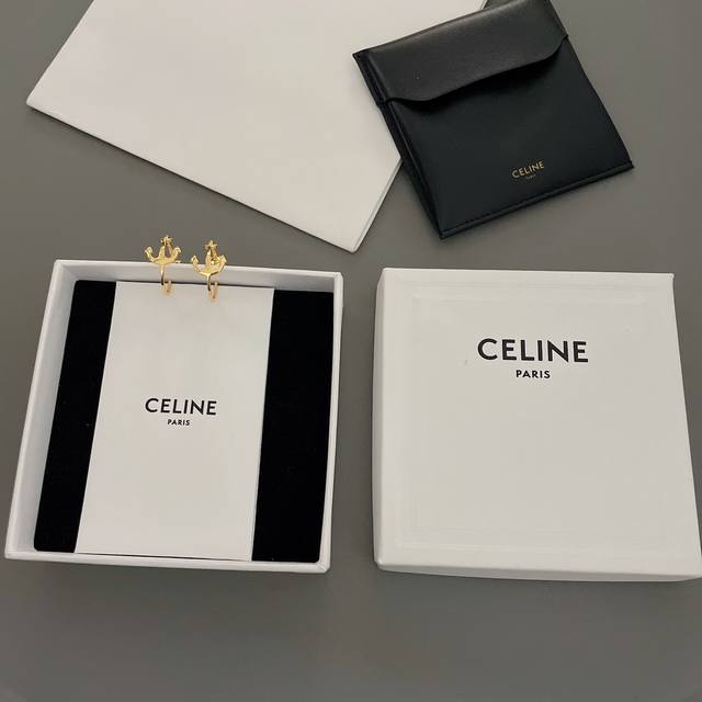 我们出品 C 船锚耳环 Z 3450，太绝了这个设计船锚造型，非常有设计感！，万年经典款！船锚造型设计非常有海边度假的感觉简约的耳环，谁戴谁好看！小巧精致时尚