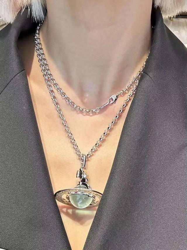 大号毛衣链Vivienne Westwood薇薇安西太后 优雅大方精工设计 青春活力 一眼就被这款吸引了 非常漂亮的颜色搭配