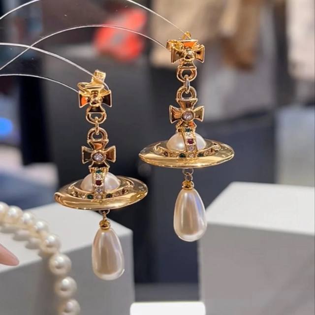 耳钉Vivienne Westwood薇薇安西太后 优雅大方精工设计 青春活力 一眼就被这款吸引了 非常漂亮的颜色搭配