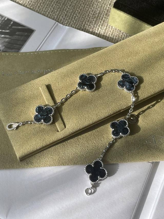 V金材质Vca白金色彼得石四叶草五花手链