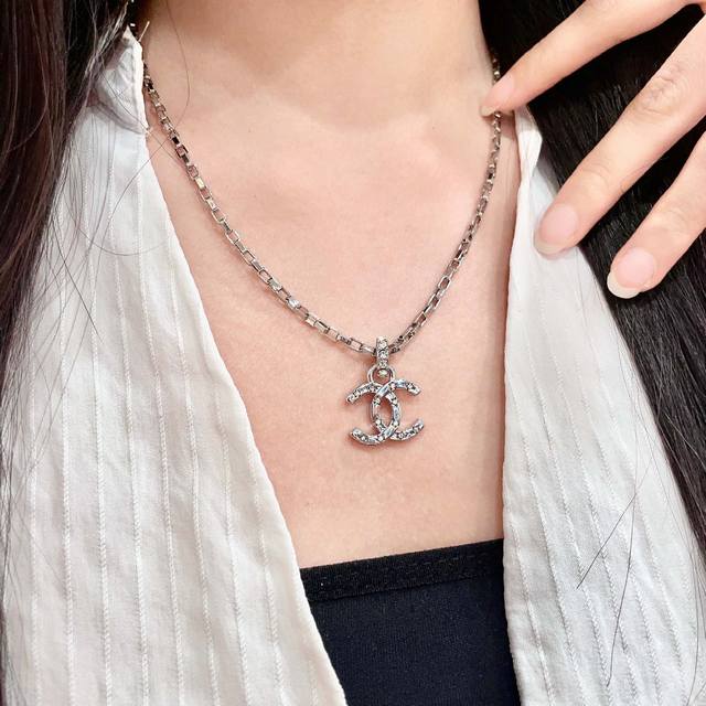 香奈儿双C镶钻项链