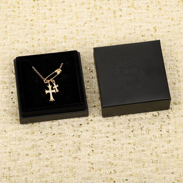 我们出品 十字架项链，批K市面各种金货量大咨询客Fu 十字架项链Z批是22K金颜色非常贵，按照Z批开版，材料我们采用925银，电镀了22K金的厚金电镀层，这里特