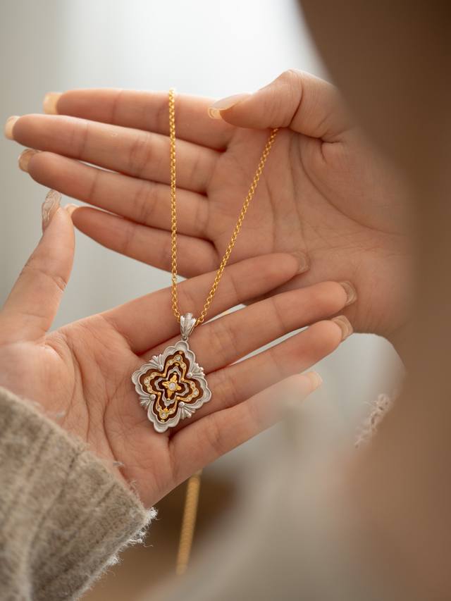 Buccellati旋转四瓣花超大号项链 链条黄金色 灵感来源：来自宇宙中旋转的天体。新作延续复古对称的四瓣花图案为设计元素，最大亮点是中央花瓣会沿着中轴自如转