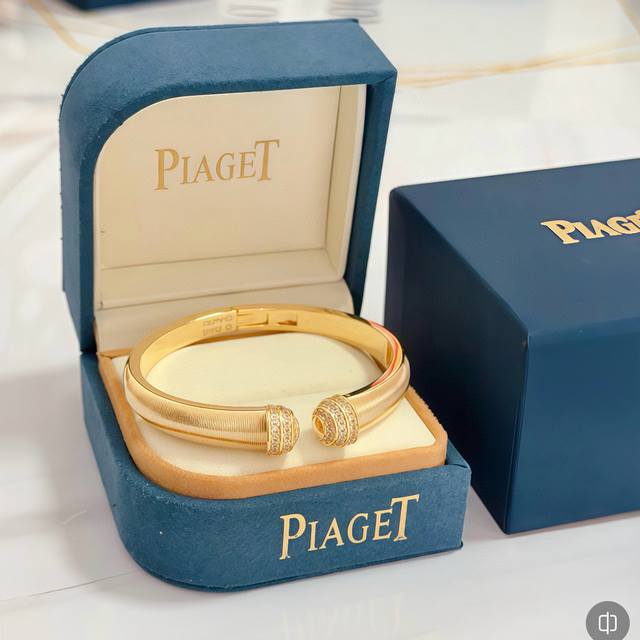 批Iaget伯爵手镯， 高端定制版本 镶嵌钻工艺 ，V金材质 ，细节处尽显奢华。金属质感与纹理相互映衬，光线之下，熠熠生辉，体现了奢华与典雅的气质。无论是商务场