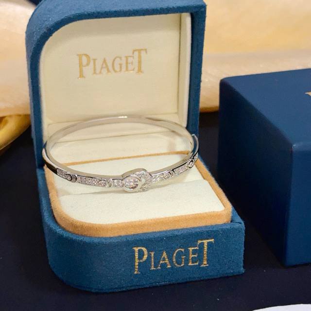 批 150 批Iaget伯爵手镯， 高端定制版本 镶嵌钻工艺 ，V金材质 ，细节处尽显奢华。金属质感与纹理相互映衬，光线之下，熠熠生辉，体现了奢华与典雅的气质。