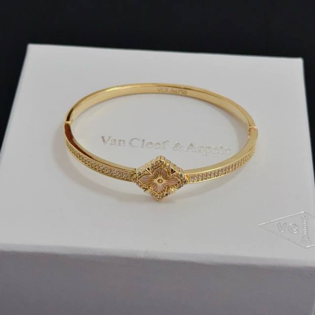 精工原版〕圣诞爆款 Vca四叶草梵克雅宝手镯 V金等级 经典之作 官网同款 时尚潮流 采用多层次金属雕刻设计 使花瓣更立体 镶嵌满钻工艺 尽显女性柔美气质 四叶
