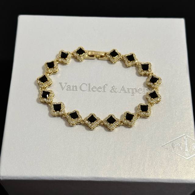 精工原版〕爆款 Vca四叶草梵克雅宝手链 V金等级 经典之作 官网同款 时尚潮流 采用多层次金属雕刻设计 使花瓣更立体 镶嵌满钻工艺 尽显女性柔美气质 四叶草幸