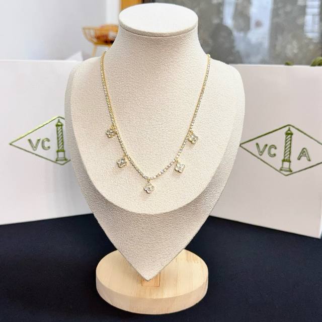 批 160〔精工原版〕Vca四叶草梵克雅项链，经典之作 官网同款 时尚潮流 采用多层次金属雕刻设计 使花瓣更立体 镶嵌满钻工艺 尽显女性柔美气质 四叶草幸运图案
