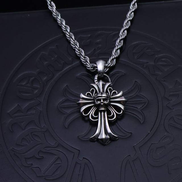 克罗心爆款 暗黑顶流！ 十年专研！泰银古法蚀刻×钛钢军工级抗敏，刮擦千次不留痕！全网断货王，戴出赛博叛逆魂！点关注，秒锁年度必抢硬核款！ 克罗心项链，麻花链帅爆