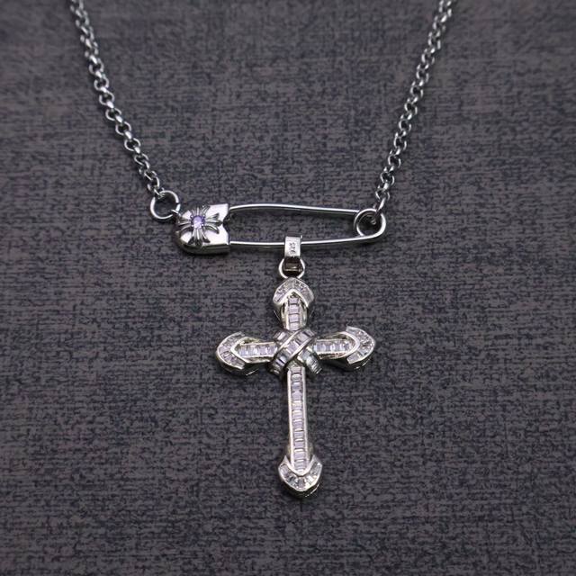 克罗心项链胸针链帅爆了克罗心项链 造型不同的花纹设计风格 呈现出与众不同 十字架 童军花是克罗心的标志所以更经久不衰 正品打版Chrome Hearts克罗心区