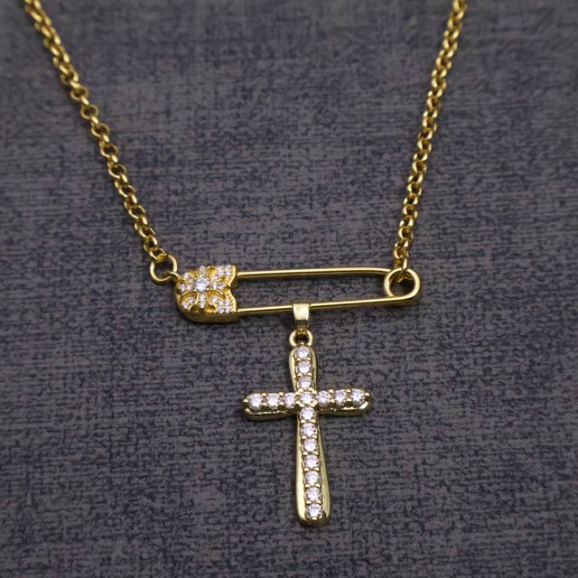 克罗心项链胸针链帅爆了克罗心项链 造型不同的花纹设计风格 呈现出与众不同 十字架 童军花是克罗心的标志所以更经久不衰 正品打版Chrome Hearts克罗心区