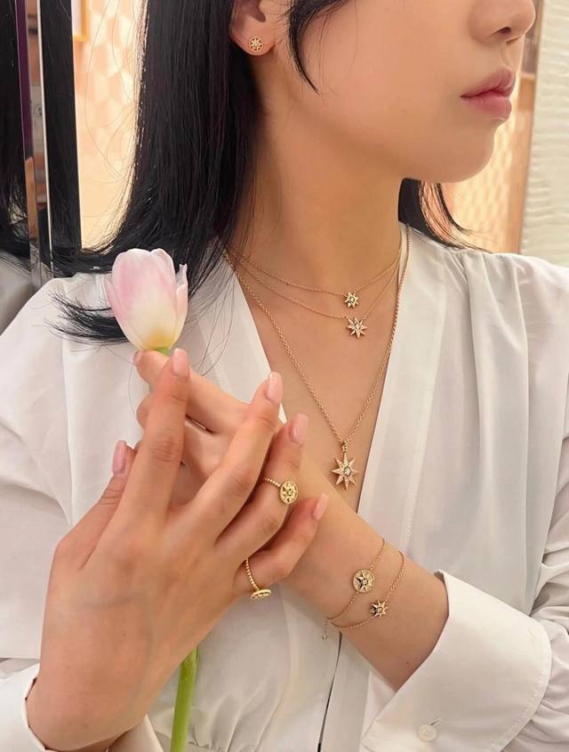 我们出品 ，中号八芒星项链，可订做真金真钻，只做对版Z批真金货，批K市面各种金货量大咨询客Fu éToile Des Vents 重新诠释经典罗盘玫瑰图案，未镶