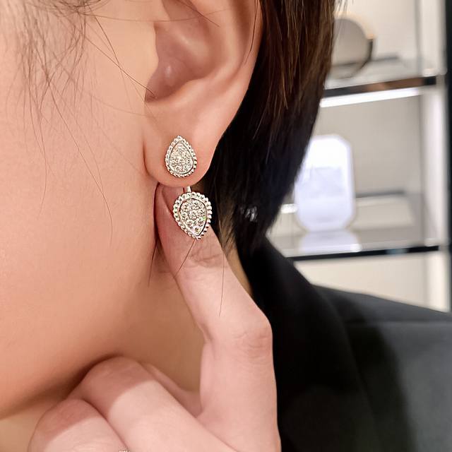 我们出品 双水滴耳环 认准唯一一家真正购入珠宝类Z批开发的，可订做真金真钻18K金版本，一样Z批开发的量大咨询客Fu Ser批Ent BohèMe耳环 经典而现