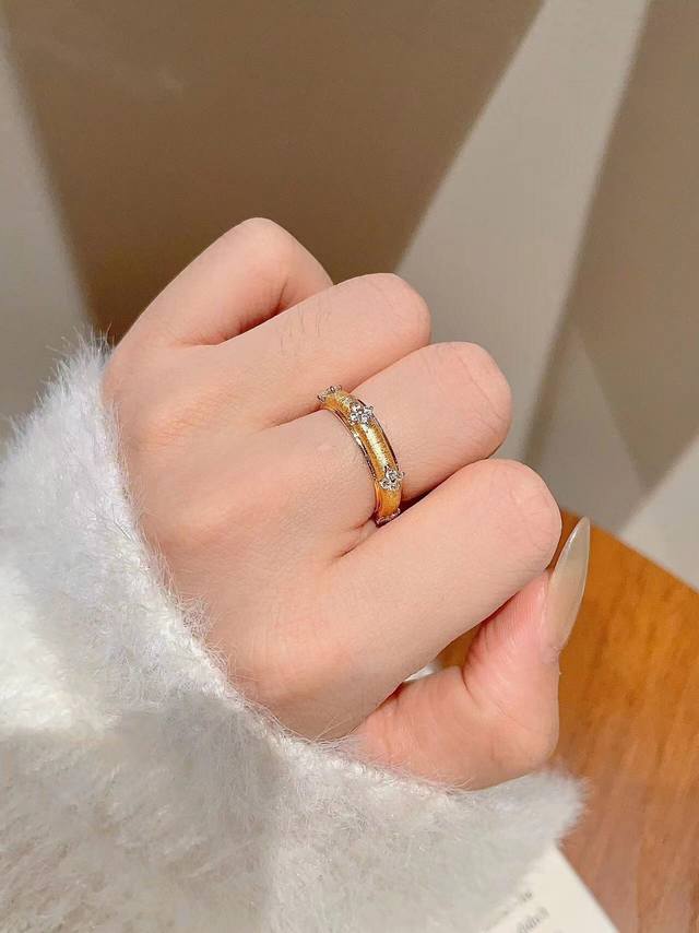 我们出品 量大咨询客Fu 彩宝系列-拉丝戒指 码数6-7-8，通体925纯银耐磨保色度行业最新配方优金电镀！太赞了 夜空中最亮的星！人无我有的细腻做工，对标高级