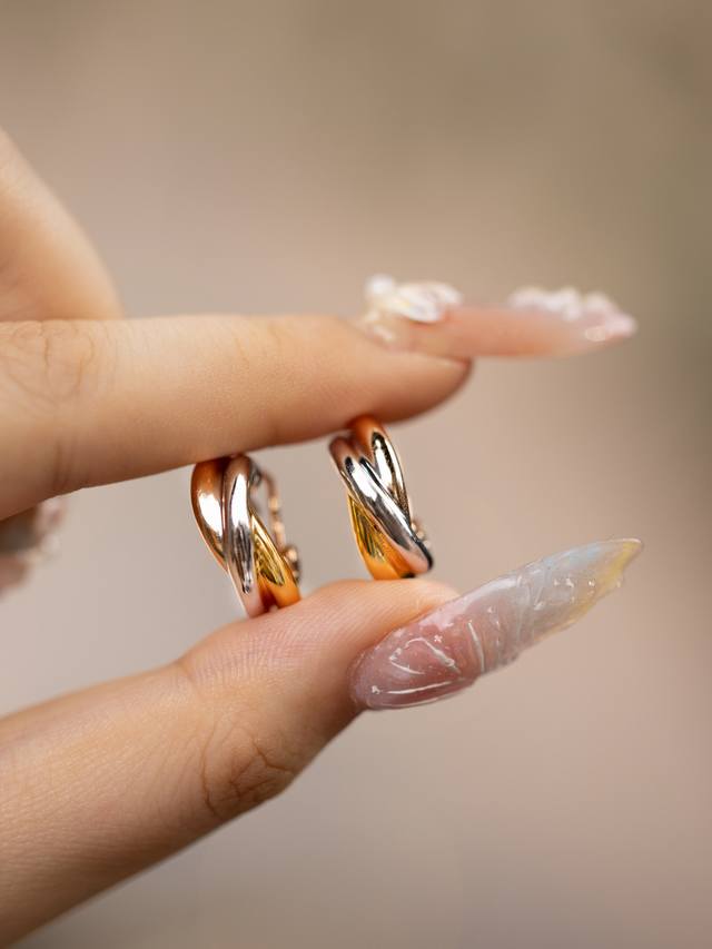 Trinity三色环耳环 耳针款大号 来自Trinity三色金系列典范作品，三圈圆环缠绕，演绎人生真挚情感。其隽永非凡的设计灵感，堪称卓越风格与优雅气质的象征。