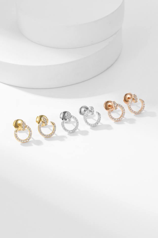 钉子系列耳环满钻Mini款 小号真的更好搭，男女都可以佩戴 今年最新款 生活是需要仪式感十足 作为老粉 钉子耳环必须入手滴，低调又设计稿十足！推荐