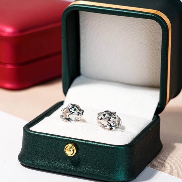 批Anthere De Caiti*R耳环，猎豹作为卡家的标志性动物形象，是必须入一款的，这一款耳环一眼就看中了，特别适合日常戴，我觉得搭配礼服的话也好看