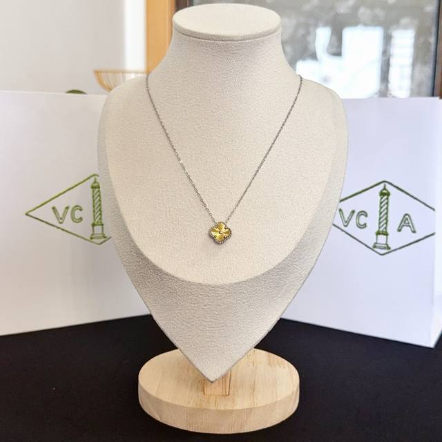精工原版〕Vca四叶草梵克雅项链，经典之作 官网同款 时尚潮流 采用多层次金属雕刻设计 使花瓣更立体 镶嵌满钻工艺 尽显女性柔美气质 四叶草幸运图案 象征幸运和