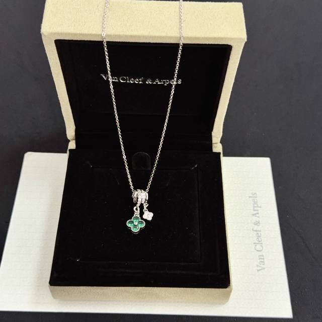 精工原版〕Vca四叶草梵克雅项链，经典之作 官网同款 时尚潮流 采用多层次金属雕刻设计 使花瓣更立体 镶嵌满钻工艺 尽显女性柔美气质 四叶草幸运图案 象征幸运和
