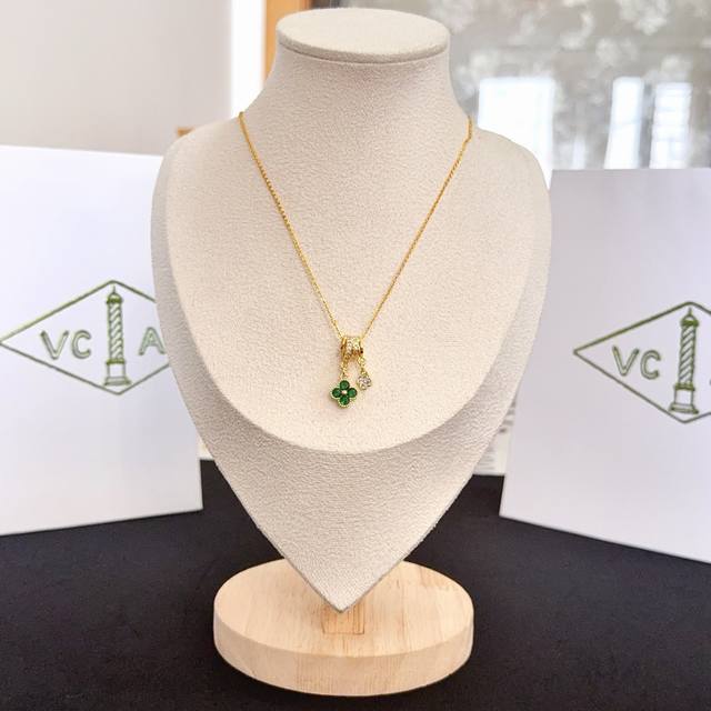 精工原版〕Vca四叶草梵克雅项链，经典之作 官网同款 时尚潮流 采用多层次金属雕刻设计 使花瓣更立体 镶嵌满钻工艺 尽显女性柔美气质 四叶草幸运图案 象征幸运和