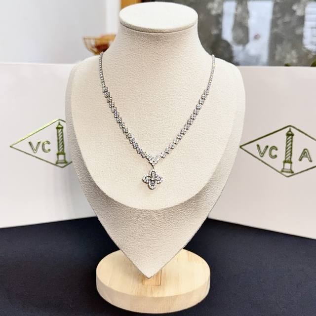 精工原版〕Vca四叶草梵克雅项链，经典之作 官网同款 时尚潮流 采用多层次金属雕刻设计 使花瓣更立体 镶嵌满钻工艺 尽显女性柔美气质 四叶草幸运图案 象征幸运和