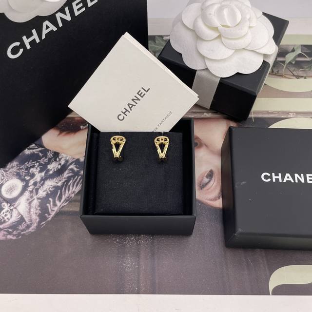 我们出品 香镂空金钩耳钉 Z 4500，量大咨询客Fu26春夏最新款！全网首发现Huo先到先得！！哇哇，太美啦！超级修饰脸型！经典金色，非常有Vintage的味