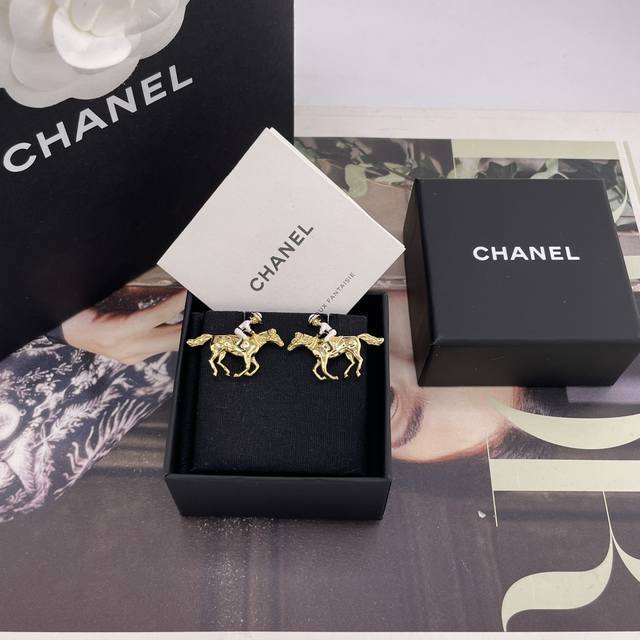 我们出品 香马骑士耳钉 Z 7500！现货~量大咨询客Fu26春夏最新款，马年限定马到成功火到炸裂，美到窒息，不买真心对不起自己！哇哇，太美了，仙女级别！复古金