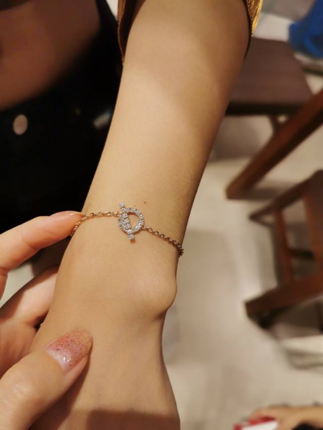 我们出品 Finesse手链 Zp48100+ 认准唯一一家购入珠宝类Z批开发的，可以订制真金真钻，量大咨询客Fu！ 这段故事始于1938年，当时，爱马仕家族成