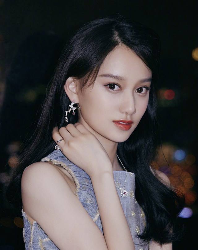 我们出品 玫瑰花戒指 Zp100 500+ 可订做真金真钻，只做对版Z批真金货，批K市面各种金货量大咨询客Fu Rose Di R Bagatelle 戒指向D