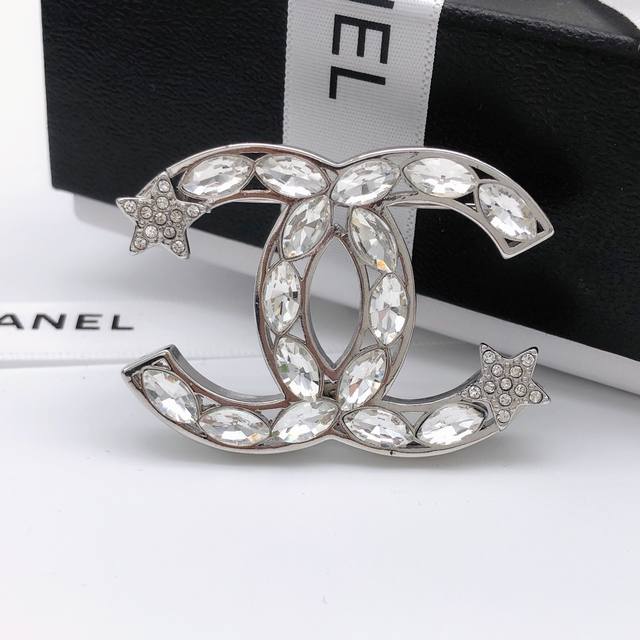 编号Xxz0002 Chanel 小香字母流苏胸针， 高端品质，专柜同材质，真正黄铜，离子电镀，独家实拍图做工精致细腻，重工版本，超级仙女唯美的一款，做工超级细