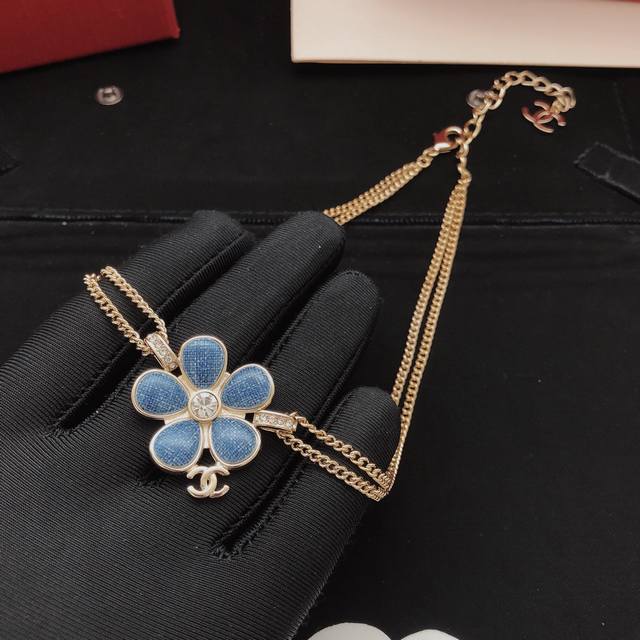 编号Xxl0188 Ch*Nel最新款牛仔蓝色山茶花朵项链 一致Z批黄铜材质