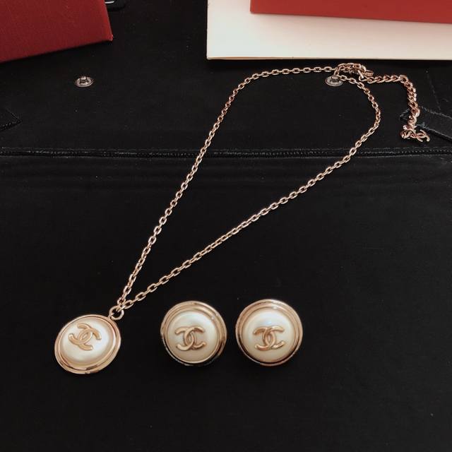 编号Xxl0033 Ch*Nel最新款圆形项链 一致Z批黄铜材质