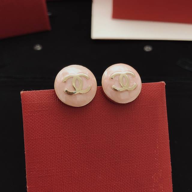 编号Xed0910 Ch*Nel最新款粉色圆形耳钉 一致Z批黄铜材质