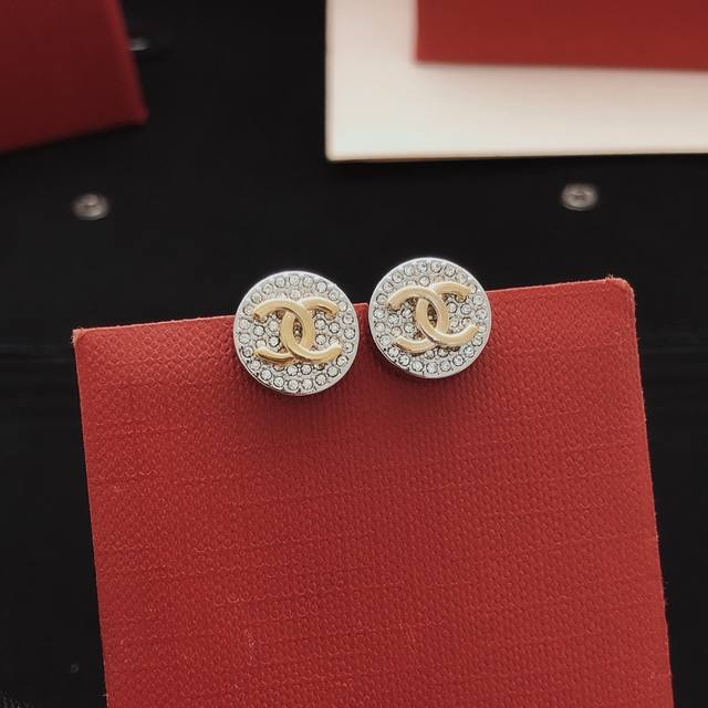 编号Xed0602 Ch*Nel最新款银色迷你圆形耳钉 一致Z批黄铜材质