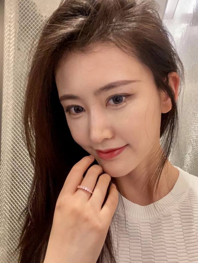 定制真金真钻，量大咨询客Fu T家7钻半圈戒指 经典百搭王！上手秀气！925银镀18K白金，永久保色不掉色！手镶7颗10分高碳钻，八心八箭切工闪耀非常厚金电镀，