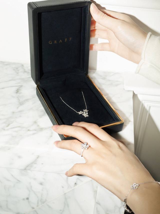 我们出品 繁花手链小号，可订做18K真金真钻版，只做对版真金货，价询客Fu，批K市面各种金货 Wild Flower钻石花朵轻盈优雅地盛放，洋溢生命力。每片花瓣