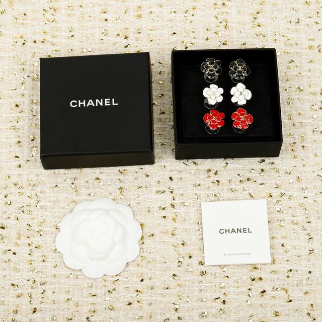 我们出品 Z批 6760！量大咨询客Fu 香 黑 白 红山茶花双C耳钉 26批最新款，红色太适合新年啦哇哇，太美了，仙女级别！每季必入的山茶花系列！简约而不简单