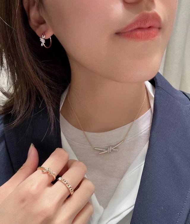 纯银香槟金 银色 V金香槟金 银色 我们出品 Knot项链，可订做真金真钻，批K市面各种金货量大咨询客Fu Knot项链 很精致，也不会过细。工艺非常有讲究，弧