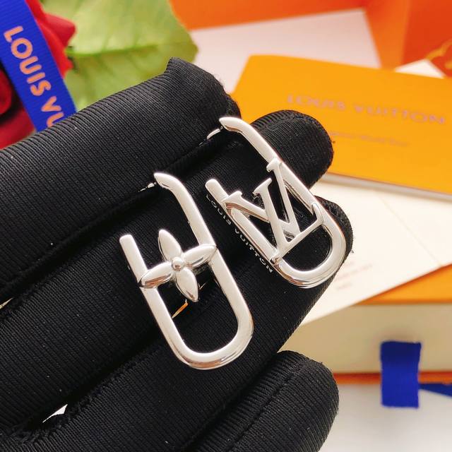 编号Led0473 Lv*最新款金色长方形光面耳钉 一致Z批黄铜材质